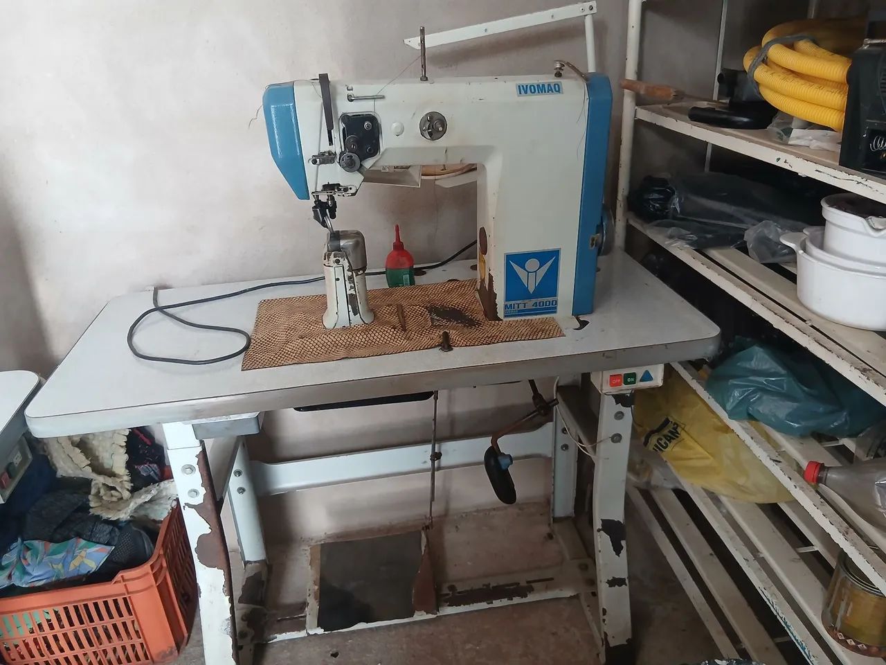 Vendo duas maquinas de costura com mesa - Foto 3