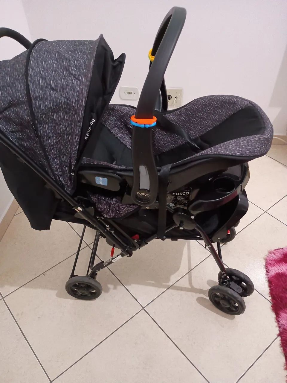 Vende-se Carrinho de bebê Cosco reverse com Bebê conforto USADO
