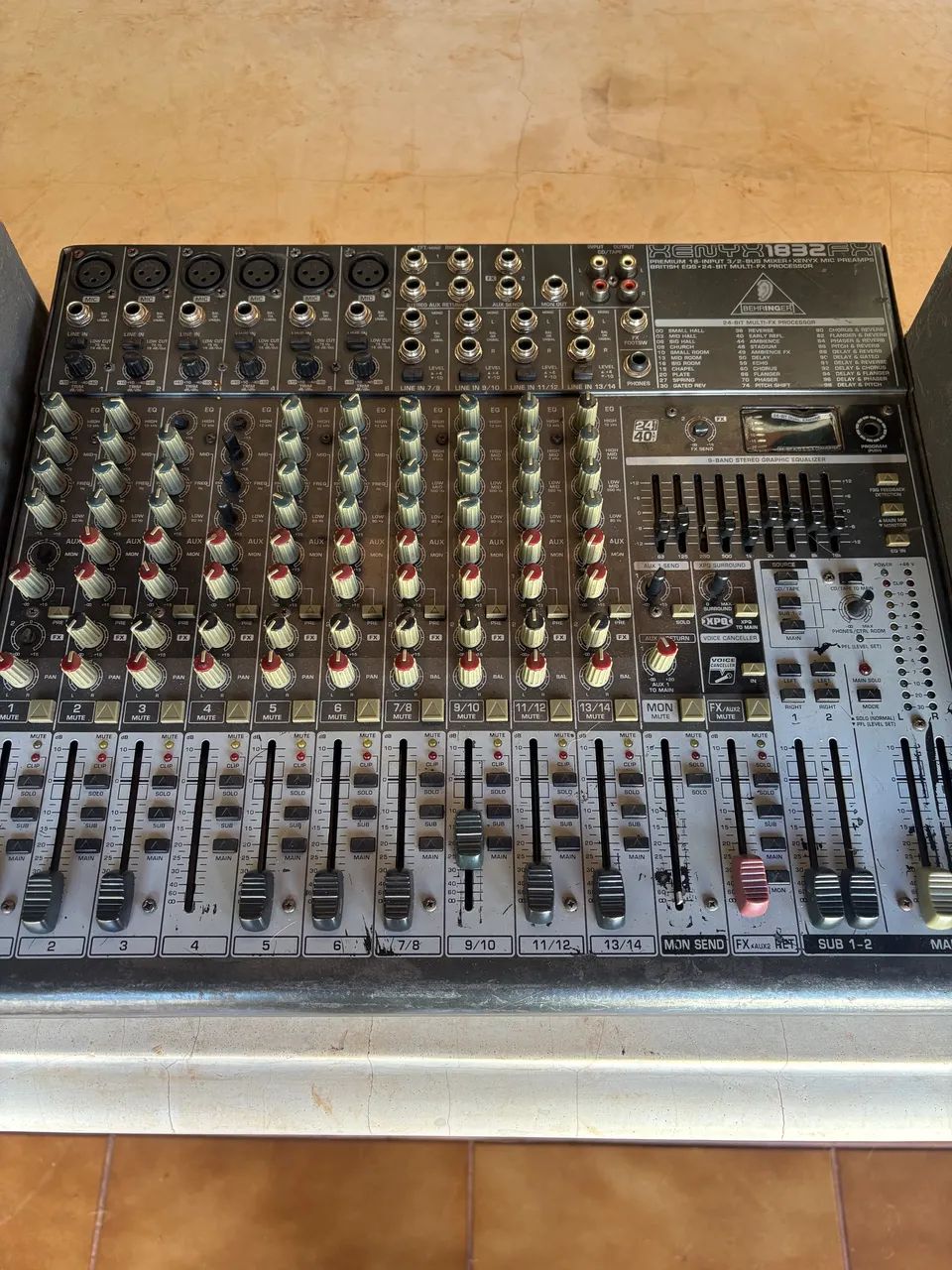 Kit caixas profissionais 12 polegadas Unic com mesa Behringer GRATIS - Foto 2