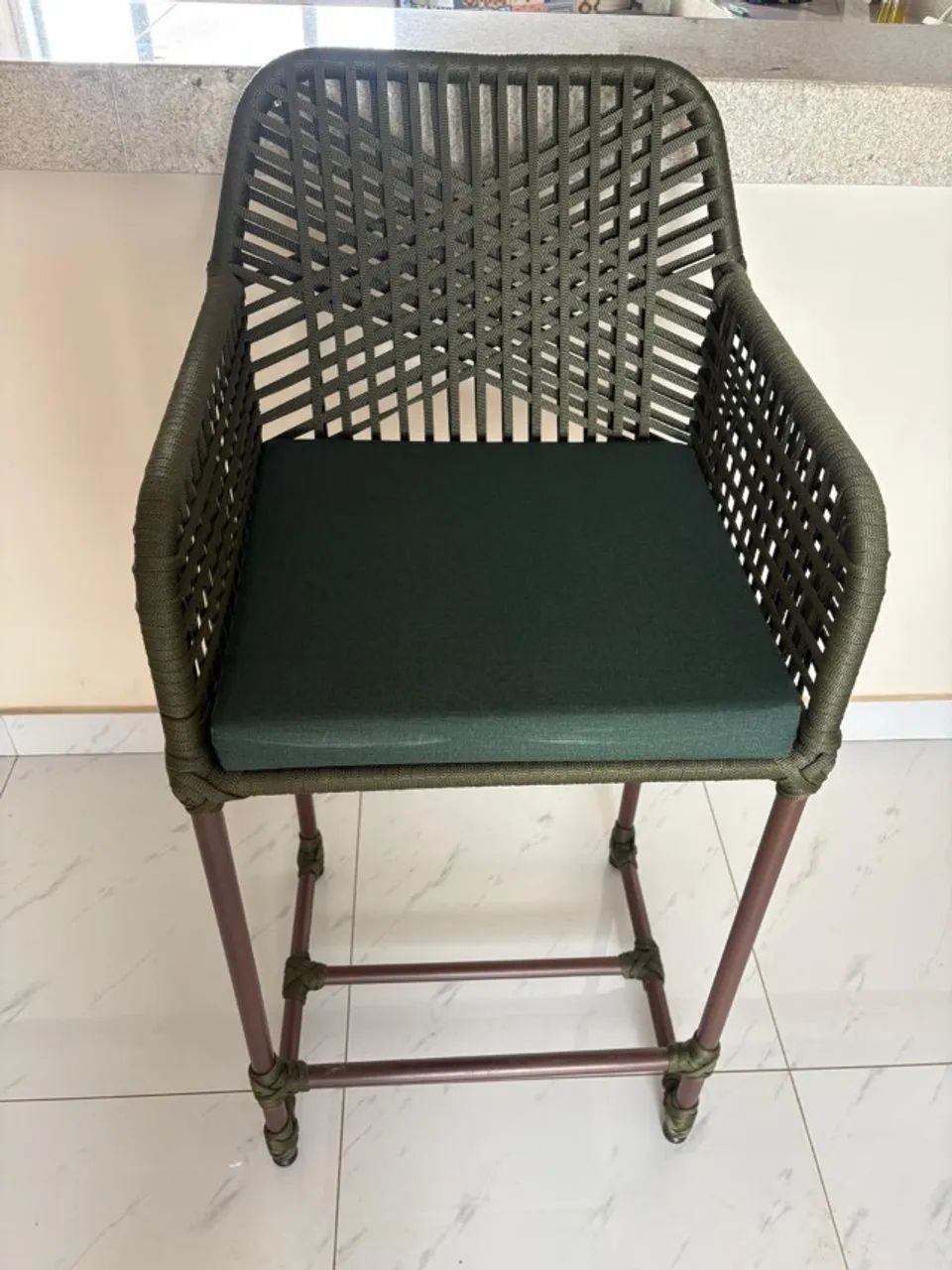 Banqueta alta (nova), altura-1,10 cm, largura-53 cm, altura até o assento-71 cm