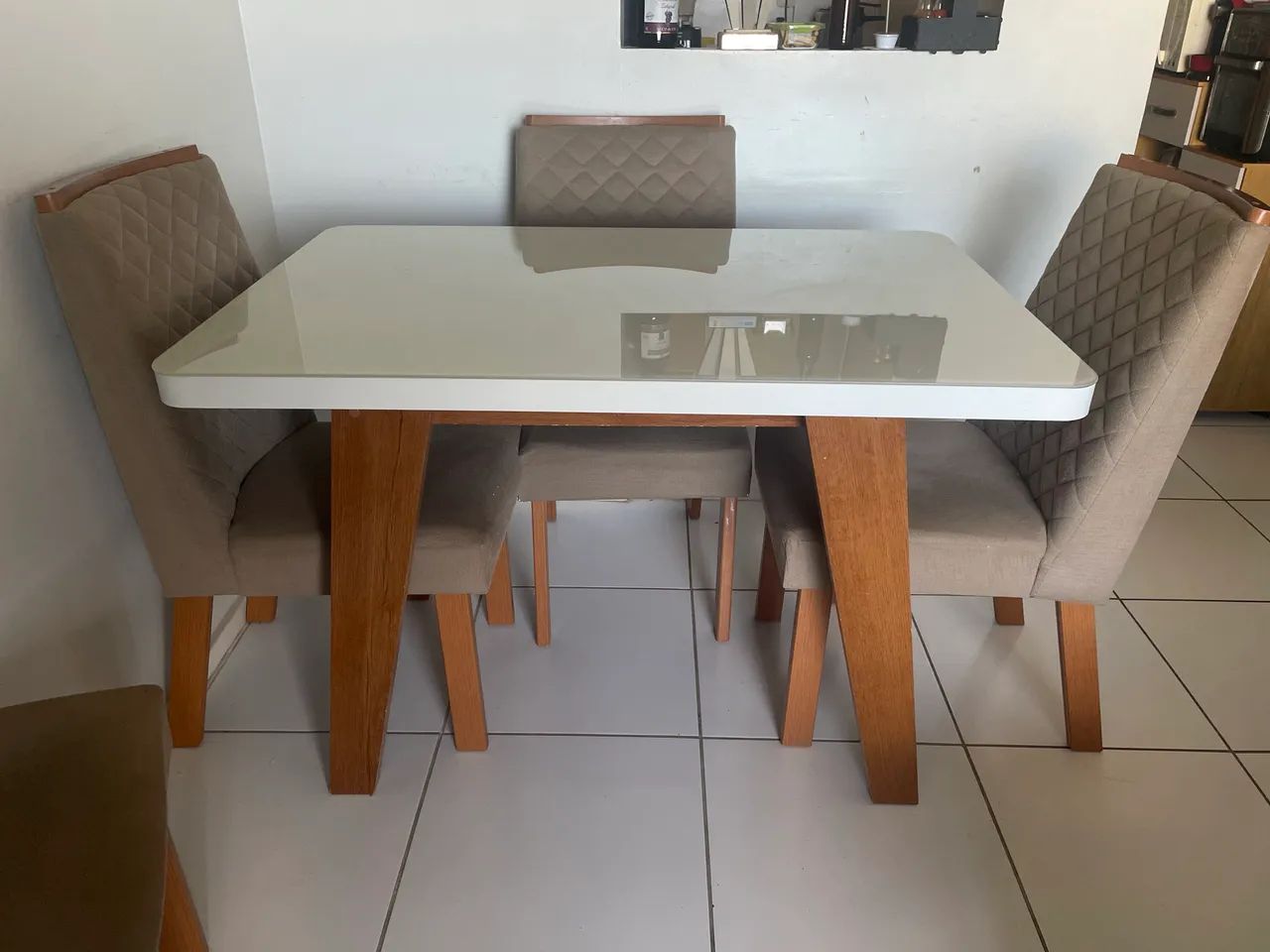 Mesa com 4 cadeiras 