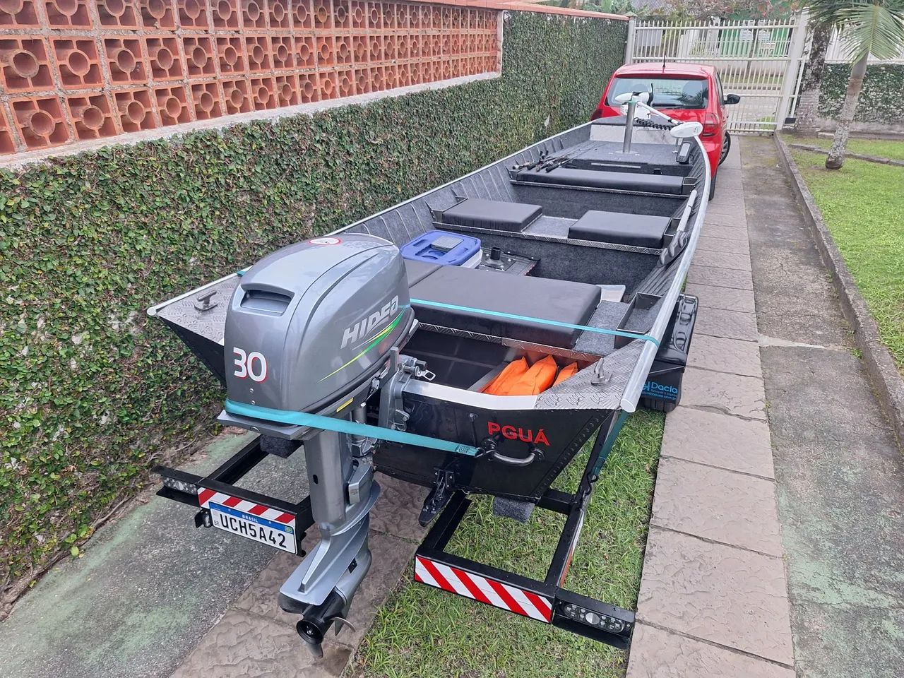 Barco motor e carreta