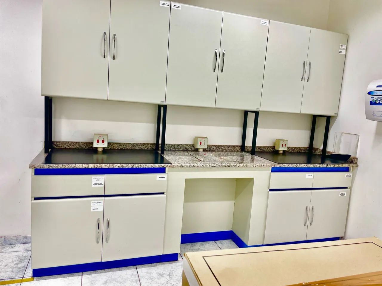 Móveis e bancadas para laboratório  *