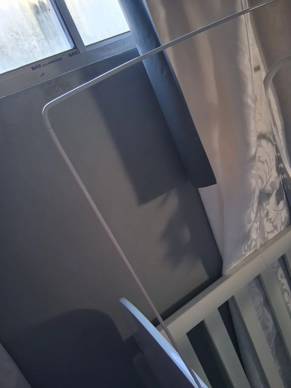 Berço com colchão + o suporte para mosquiteiro 