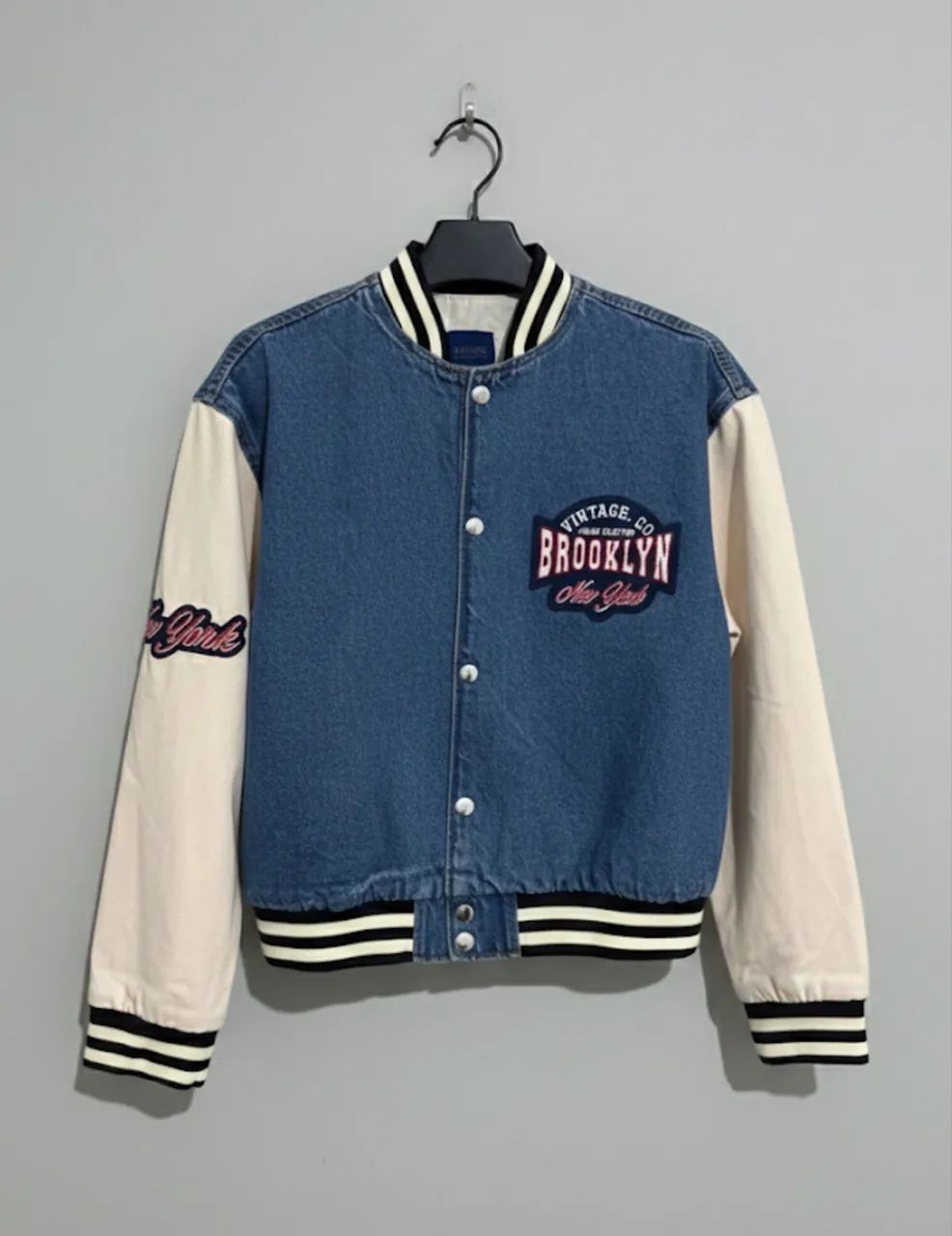 Jaqueta Varsity BlueSteel - Estilo Brooklyn NY (Jeans & Sarja)