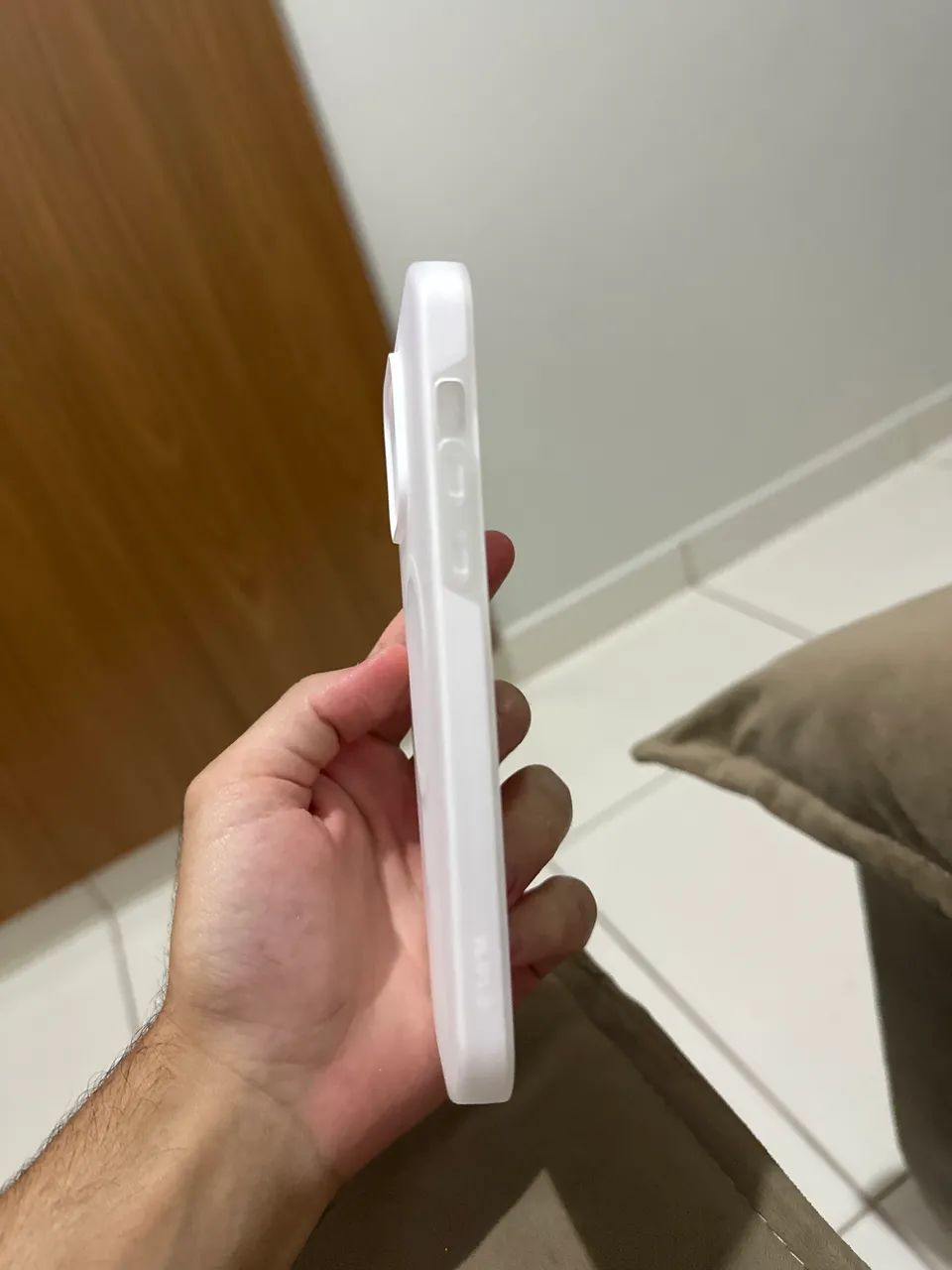 Capinha Branca Premium 14 Pro Max - Foto 2