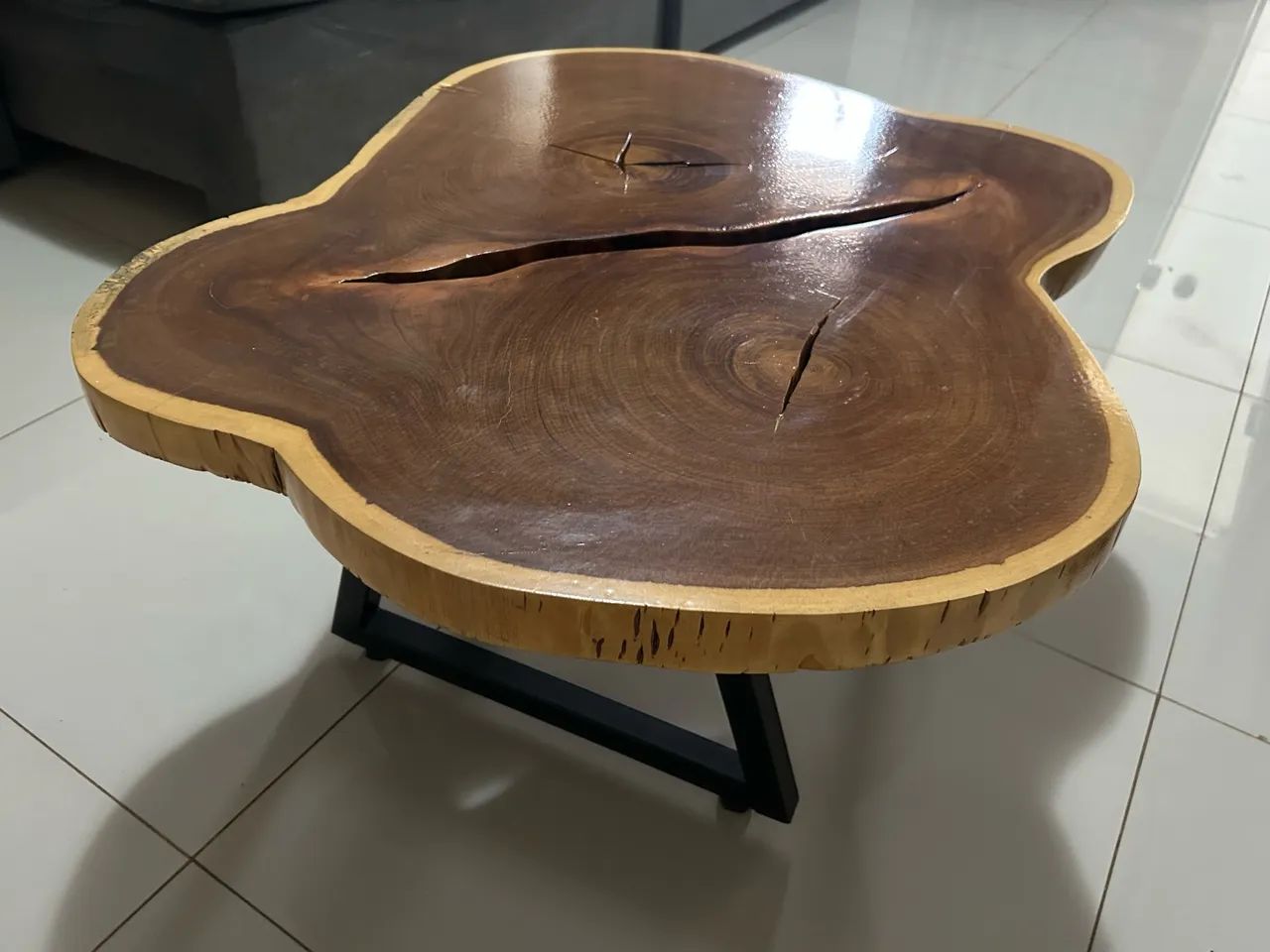 Mesa de centro rústico, em Sucupira 