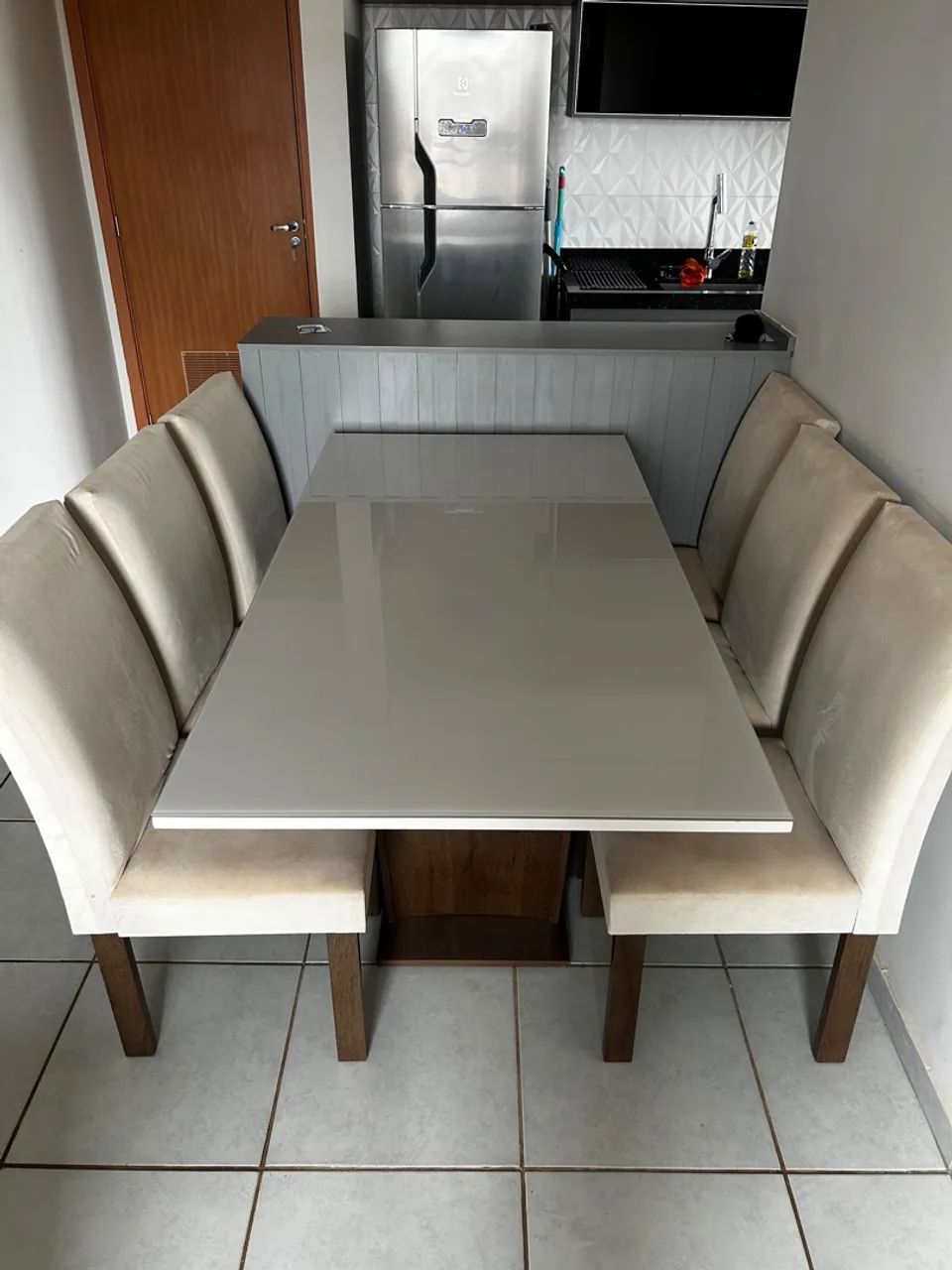 Mesa de 6 lugar com cadeiras 
