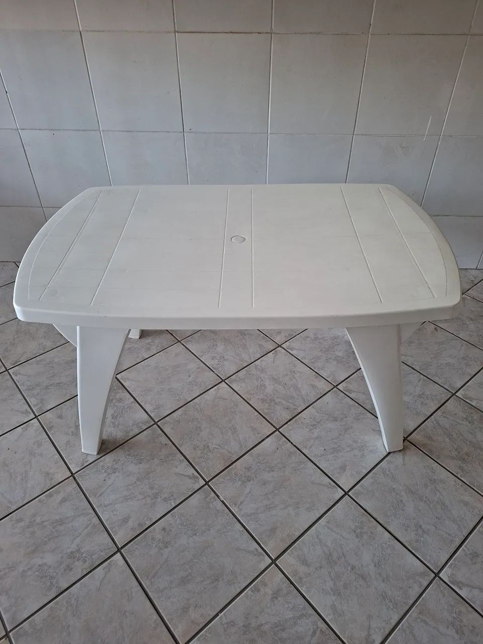 Mesa Retangular plástico, medindo 1.35x0.84m - Foto 2