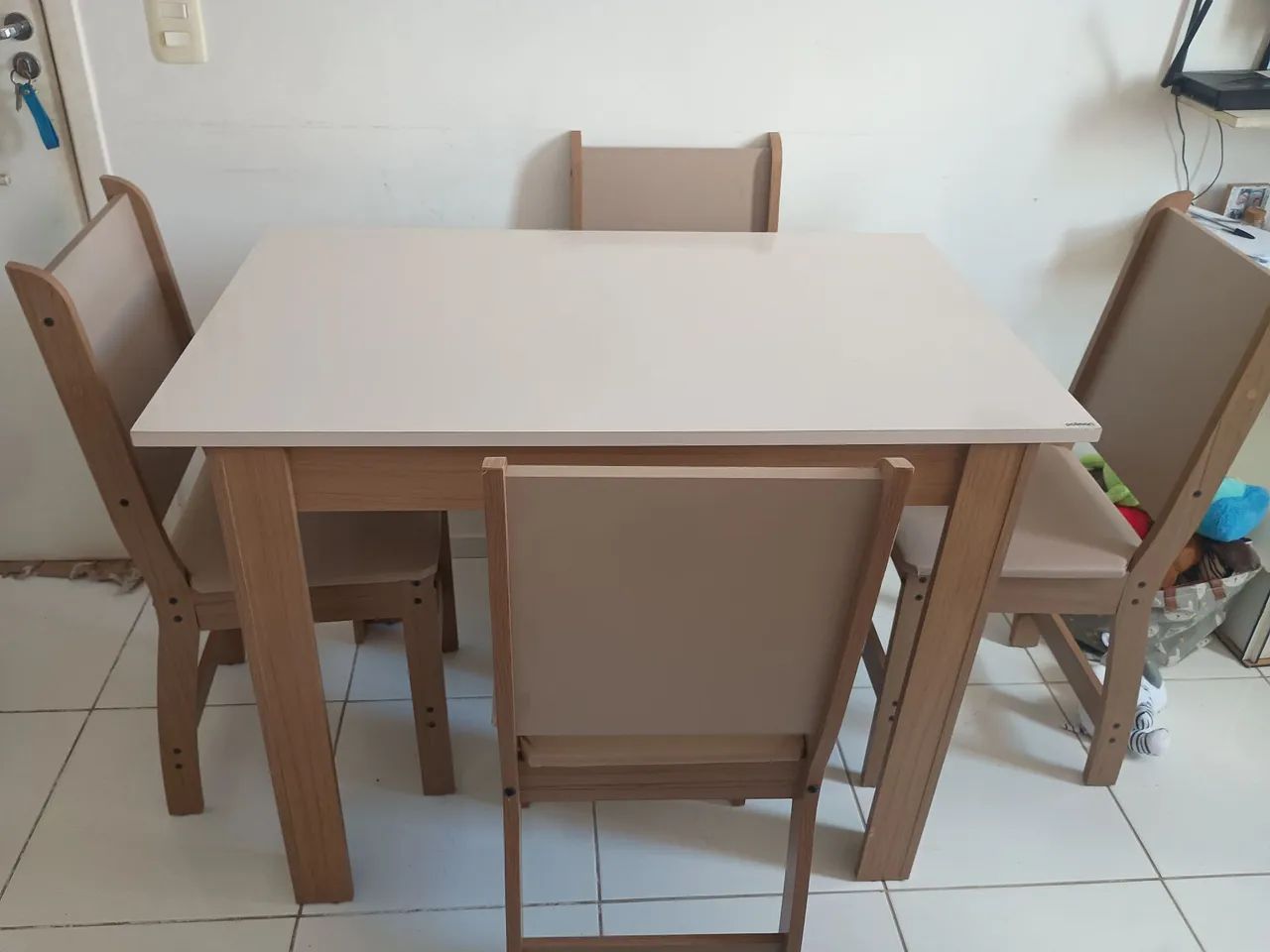 Mesa conservada cm 4 cadeiras