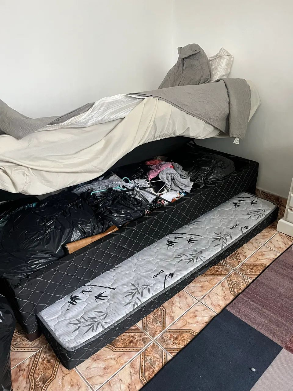 Cama solteiro com bau e colchão em baixo - Foto 2