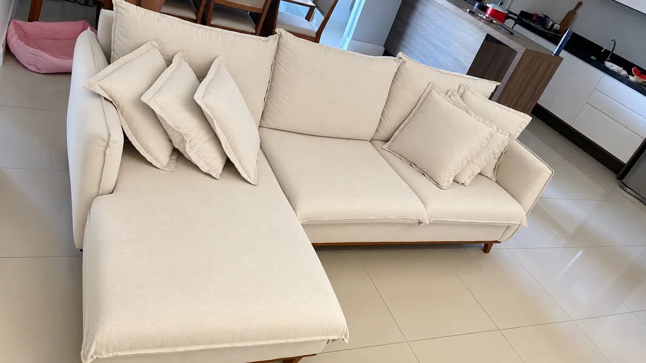 Sofá com chaise em L bege-claro e pés de madeira