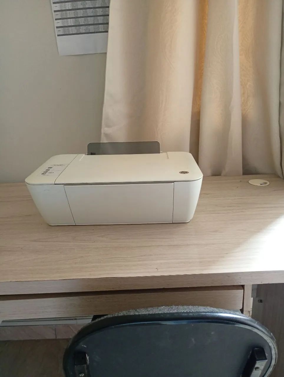 Mesa de estudos grande com cadeira 