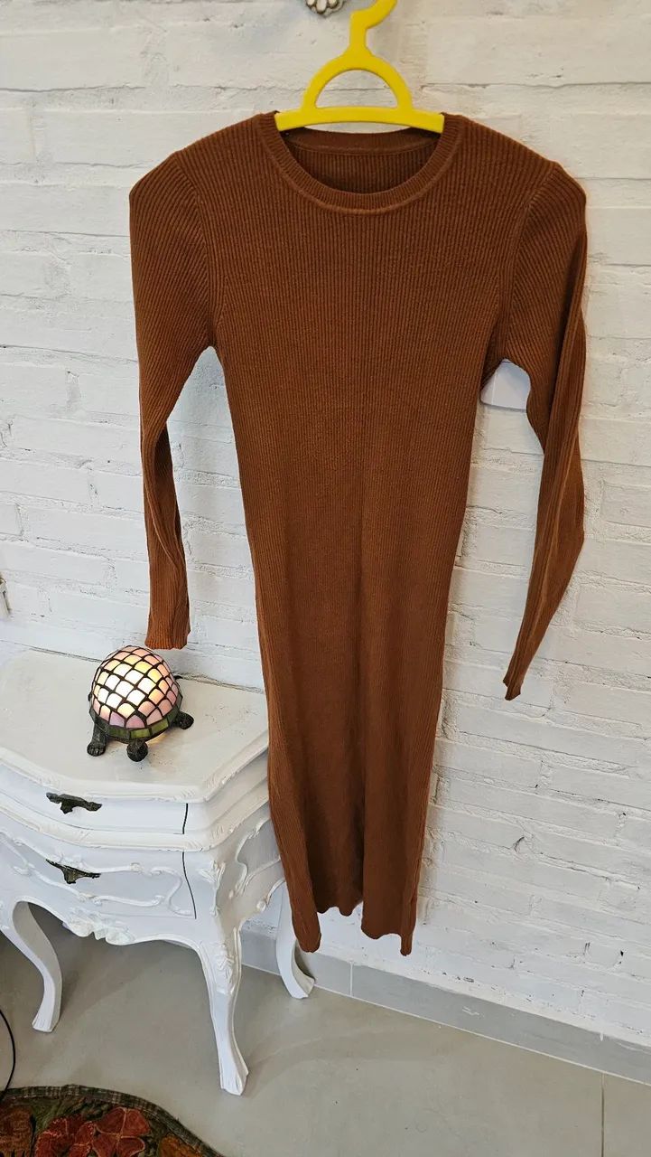 Vestido midi tricot canelado marrom