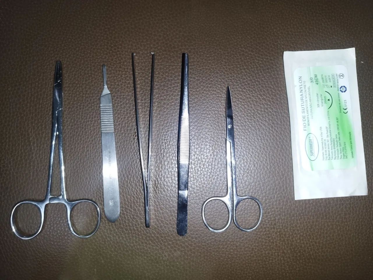 Vendo kit de sutura em ótimo estado