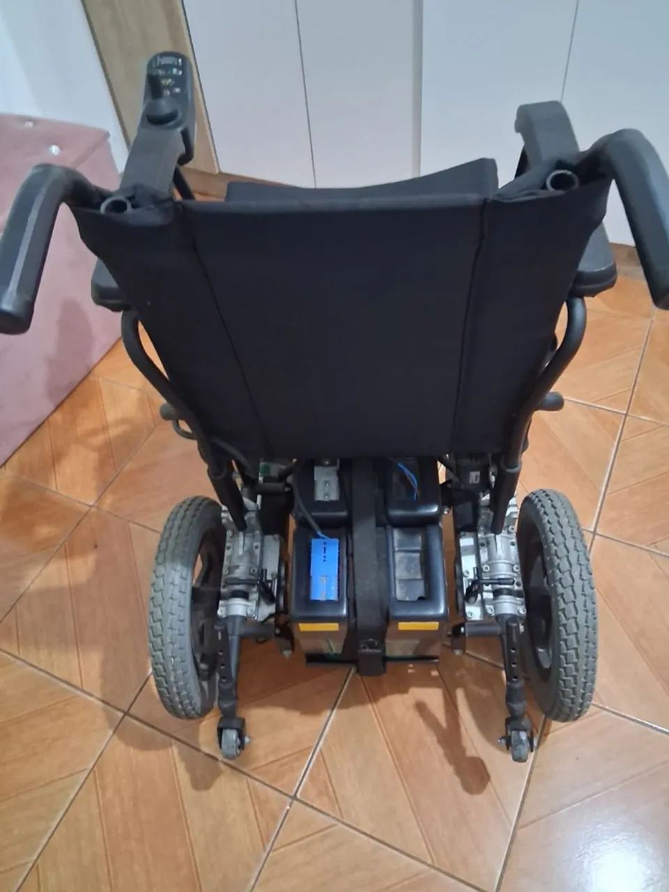 Doação de  cadeira paga somente a bateria que é a nova - Foto 2