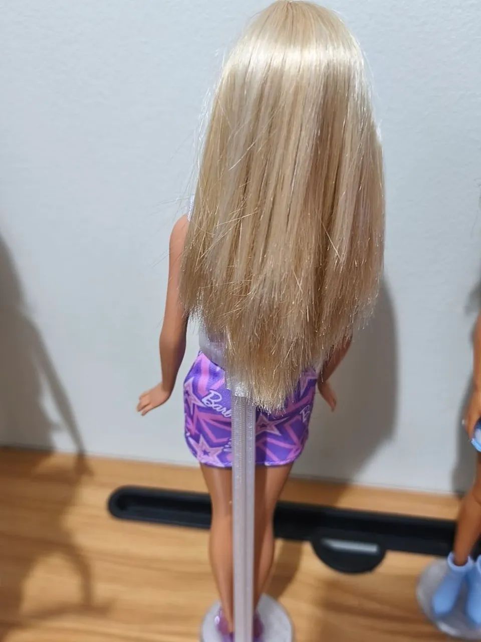 Barbie antiga 1999 com look básica atual. - Foto 3