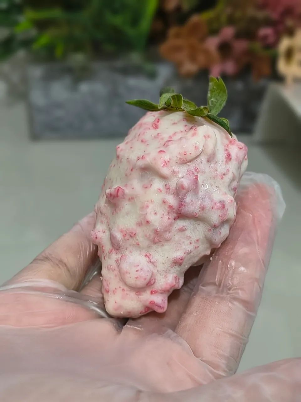 Temos morango cravejado e bolos no pote