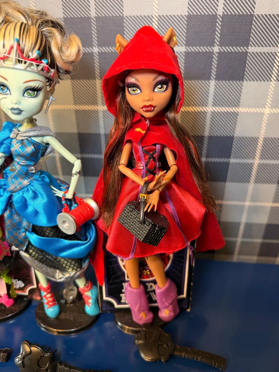 LOTE BONECAS MONSTER HIGH DRACULAURA, FRANKIE E CLAWDEEN SCARY TALES  (LEIA A DESCRIÇÃO) - Foto 4