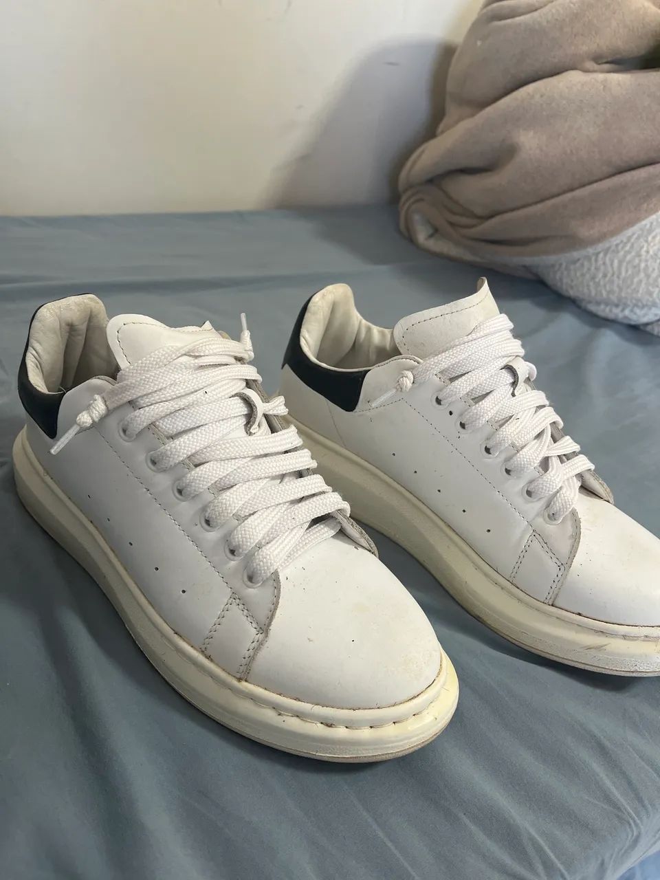 Tênis Macqueen e tênis Nike 