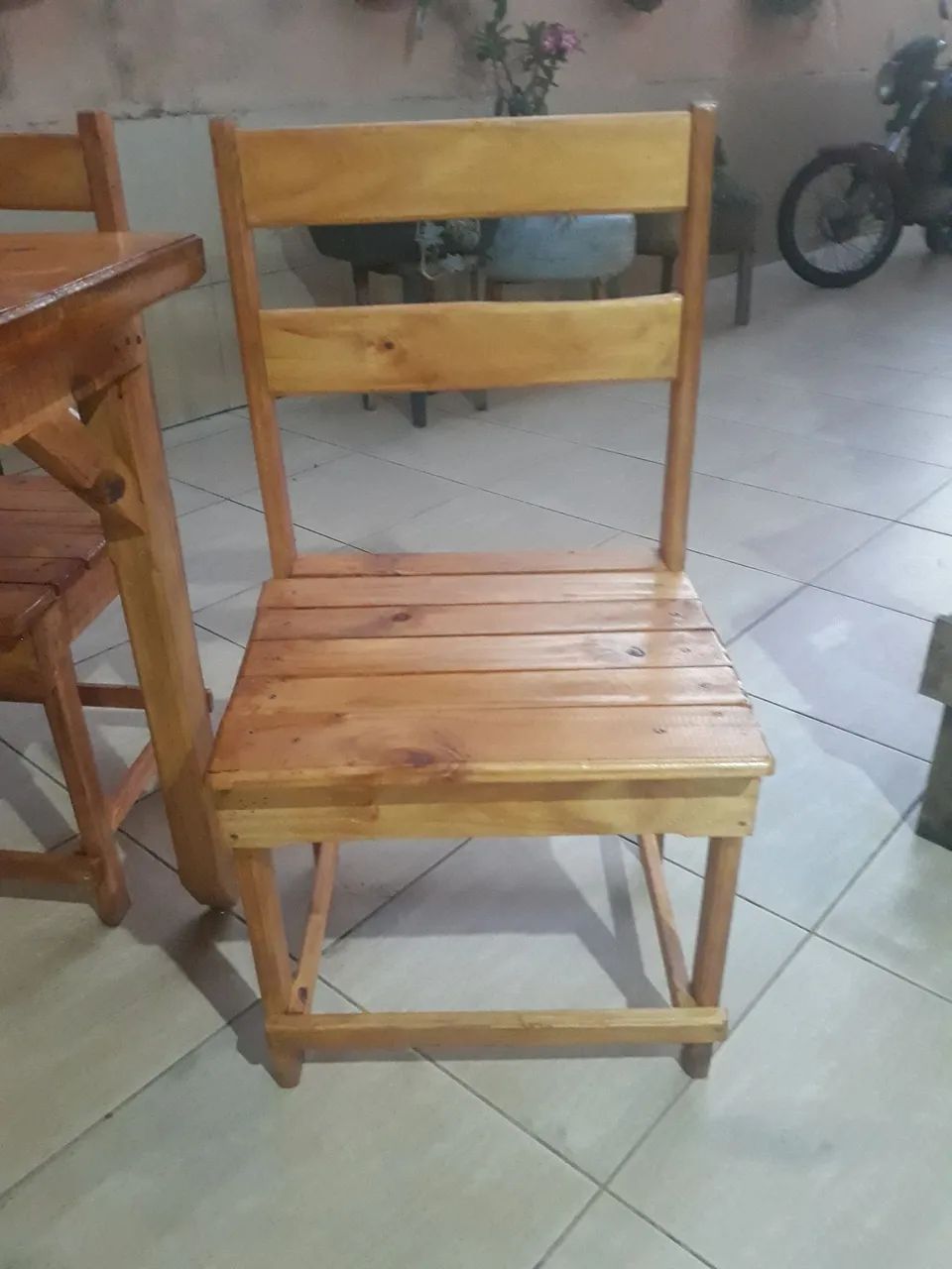 Conjunto de mesa e 04 cadeiras, .Madeira Pinus - Foto 5