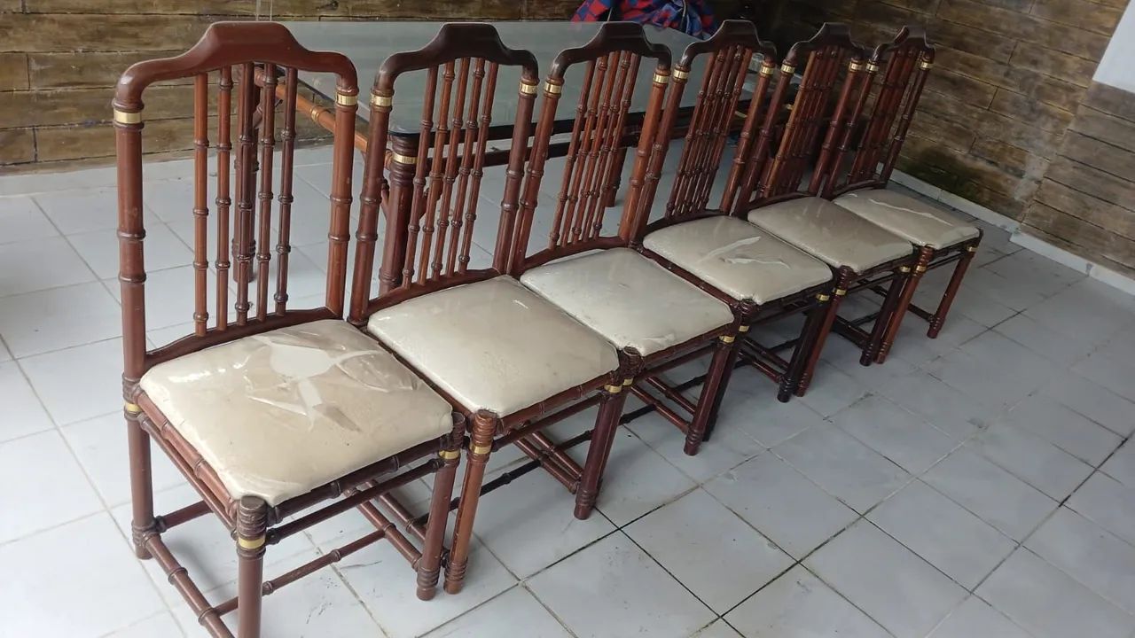 Vende-se mesa de jantar de mogno com vidro temperado 