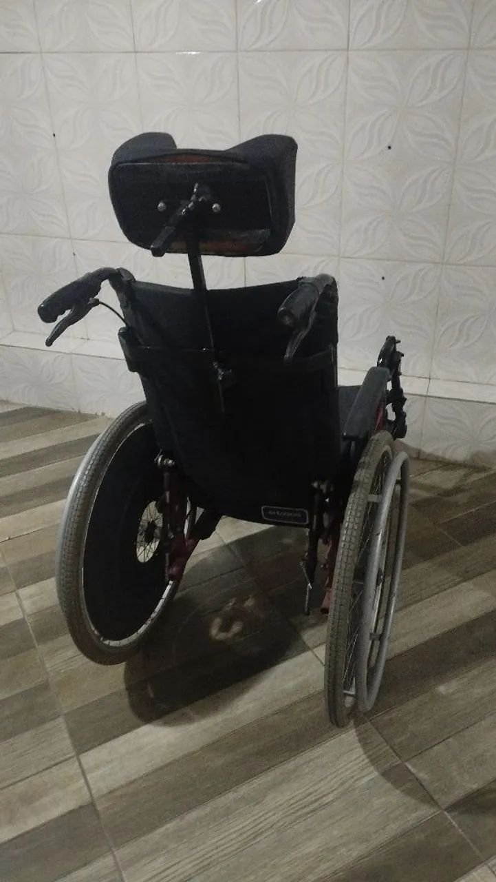 Cadeira de rodas hospitalar usada  - Foto 3