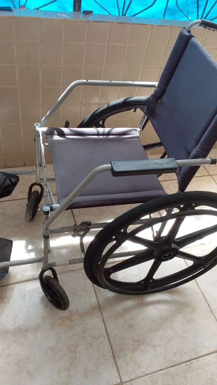 Cadeira de rodas manual em ótimo estado  - Foto 5