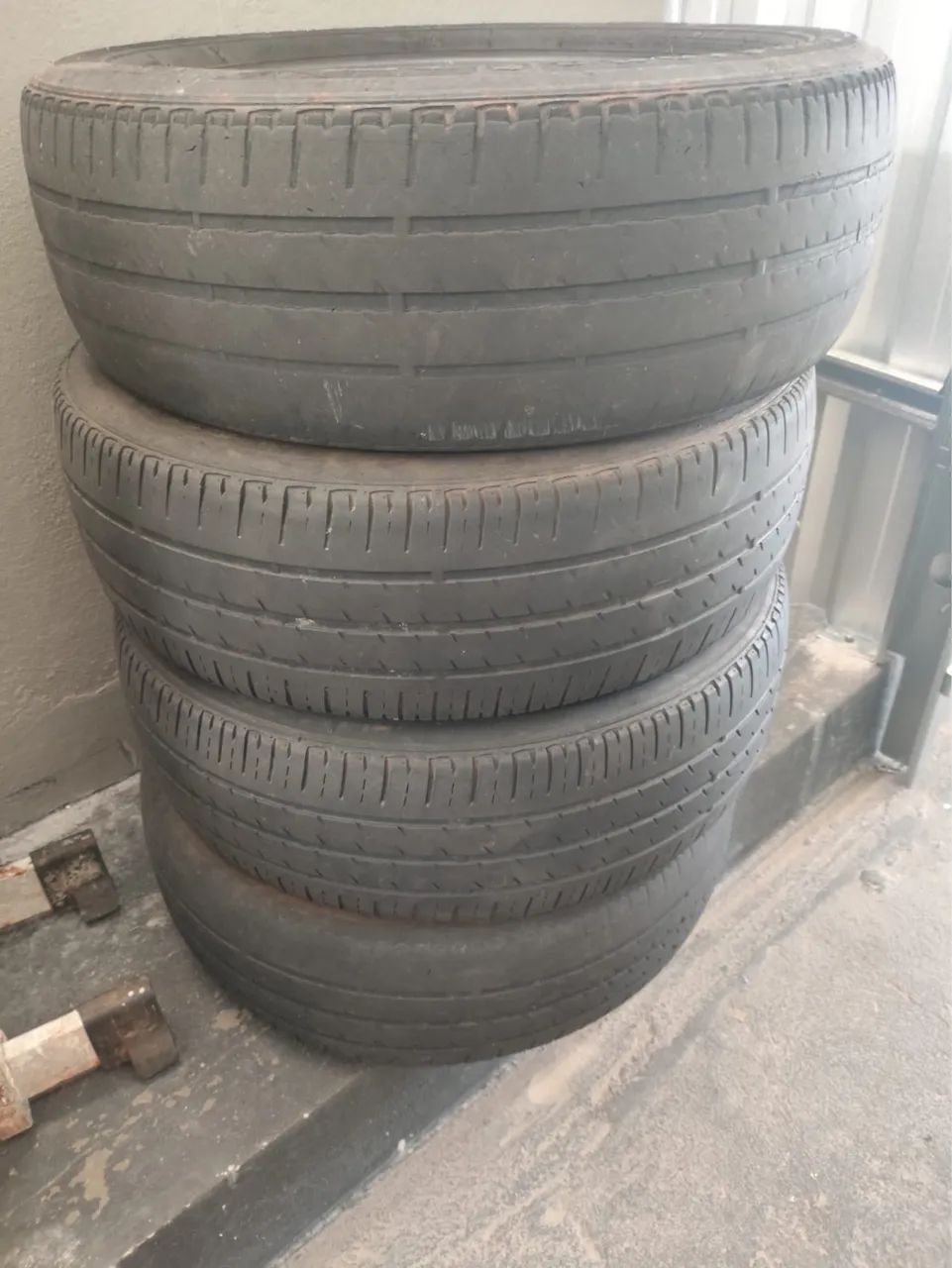 Pneu 185 60 15 os 4 por esse valor 