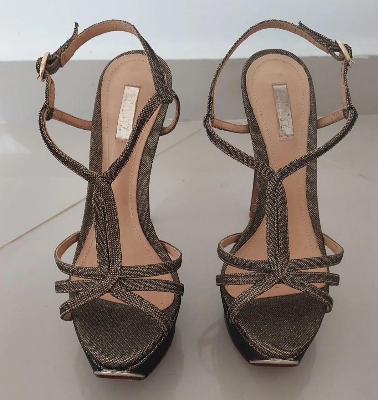 Vendo Sandália marca Schutz num 34 semi nova