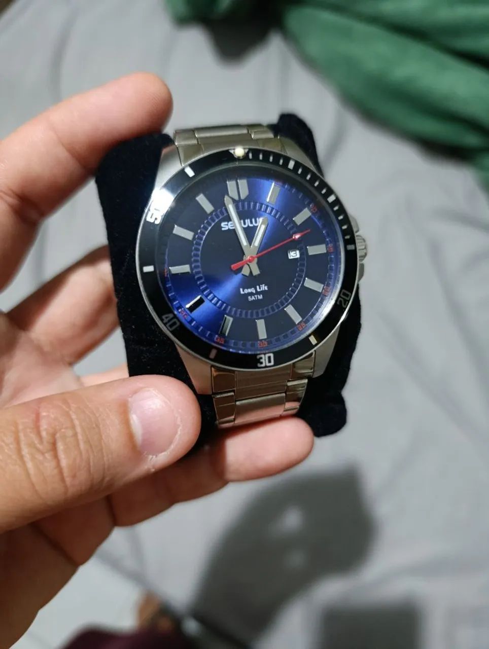 Relógio Seculus masculino prata fundo azul 