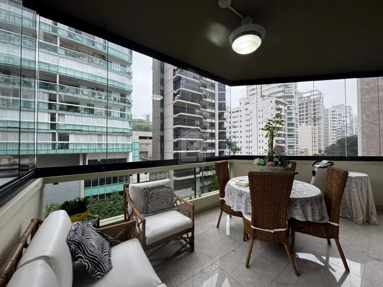 Apartamento 4 Quartos com 3 Suítes e 2 Vagas Soltas na Praia do Canto - Foto 2
