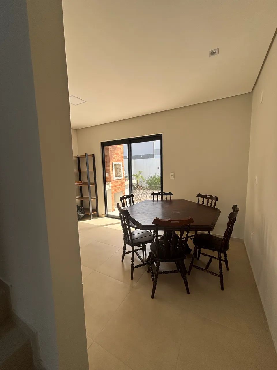 Mesa 6 lugares madeira maciça vintage com cadeiras - Foto 4