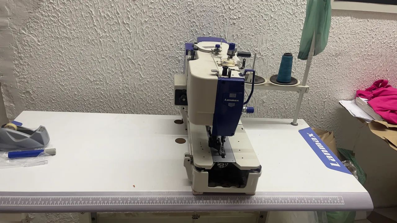 Caseadeira e botoneira adaptada botão de pé 