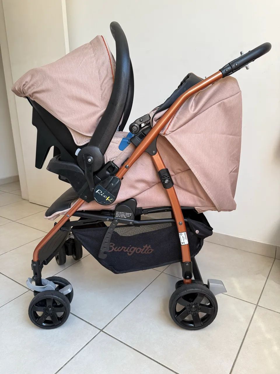 Kit Carrinho de Bebê com Bebê Conforto - Conservado - Foto 4