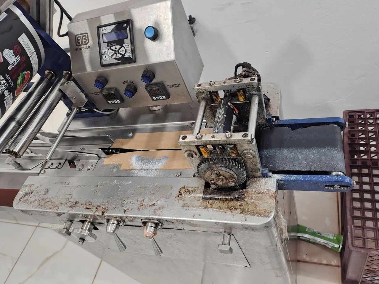 EMBALADORA AUTOMÁTICA DE PICOLÉ BERTOLLO COM DATADOR E FOTOCÉLULA 220 V MAX  - Foto 5