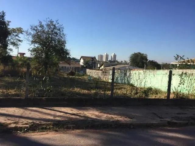 Terreno de esquina e com excelente localização - Foto 2