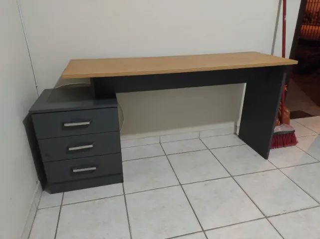 Escrivaninha 136cm e 3 gavetas