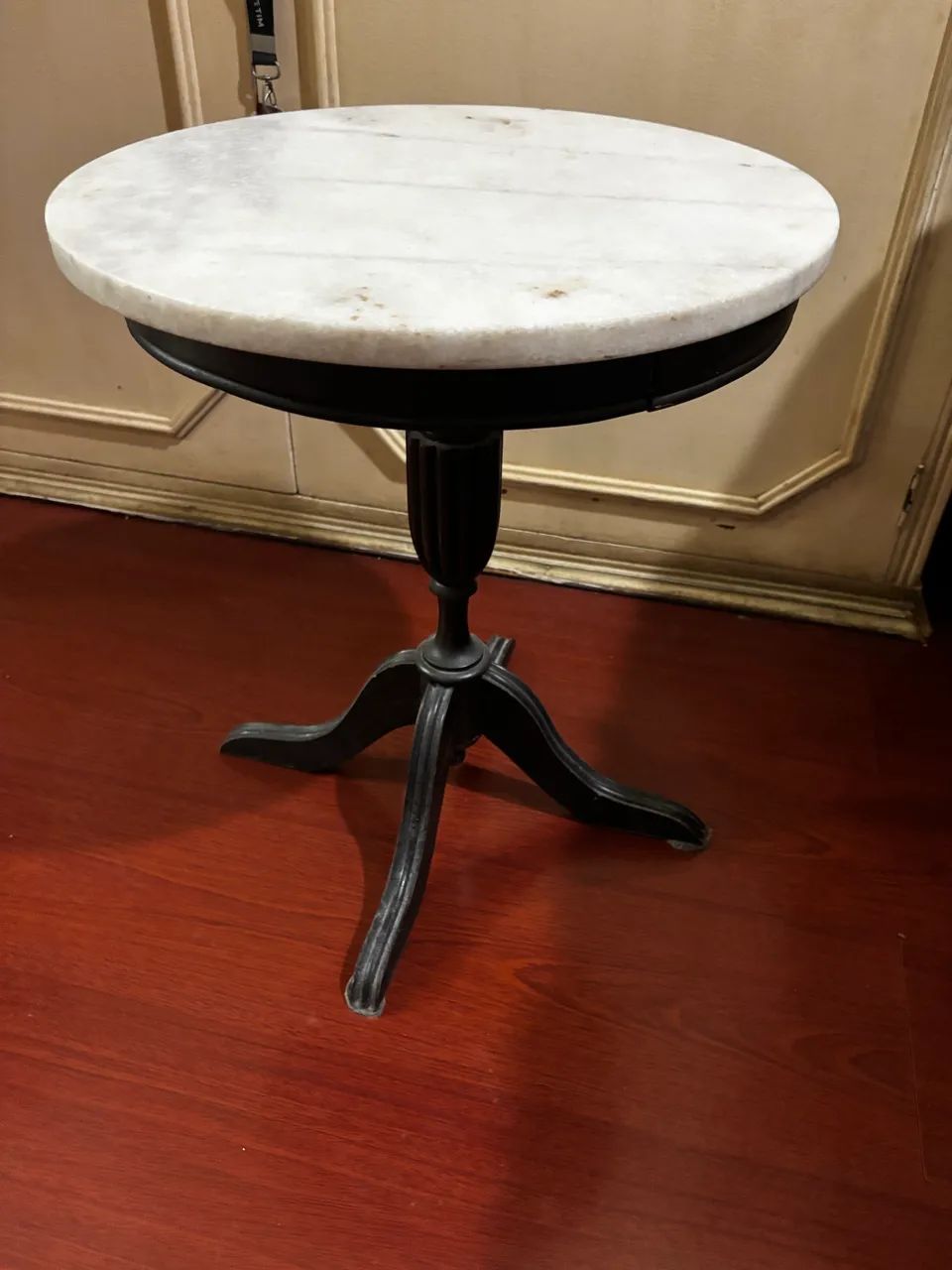 Mesa de Apoio Redonda com Tampo de Mármore e Pé Tripé ? - Foto 4