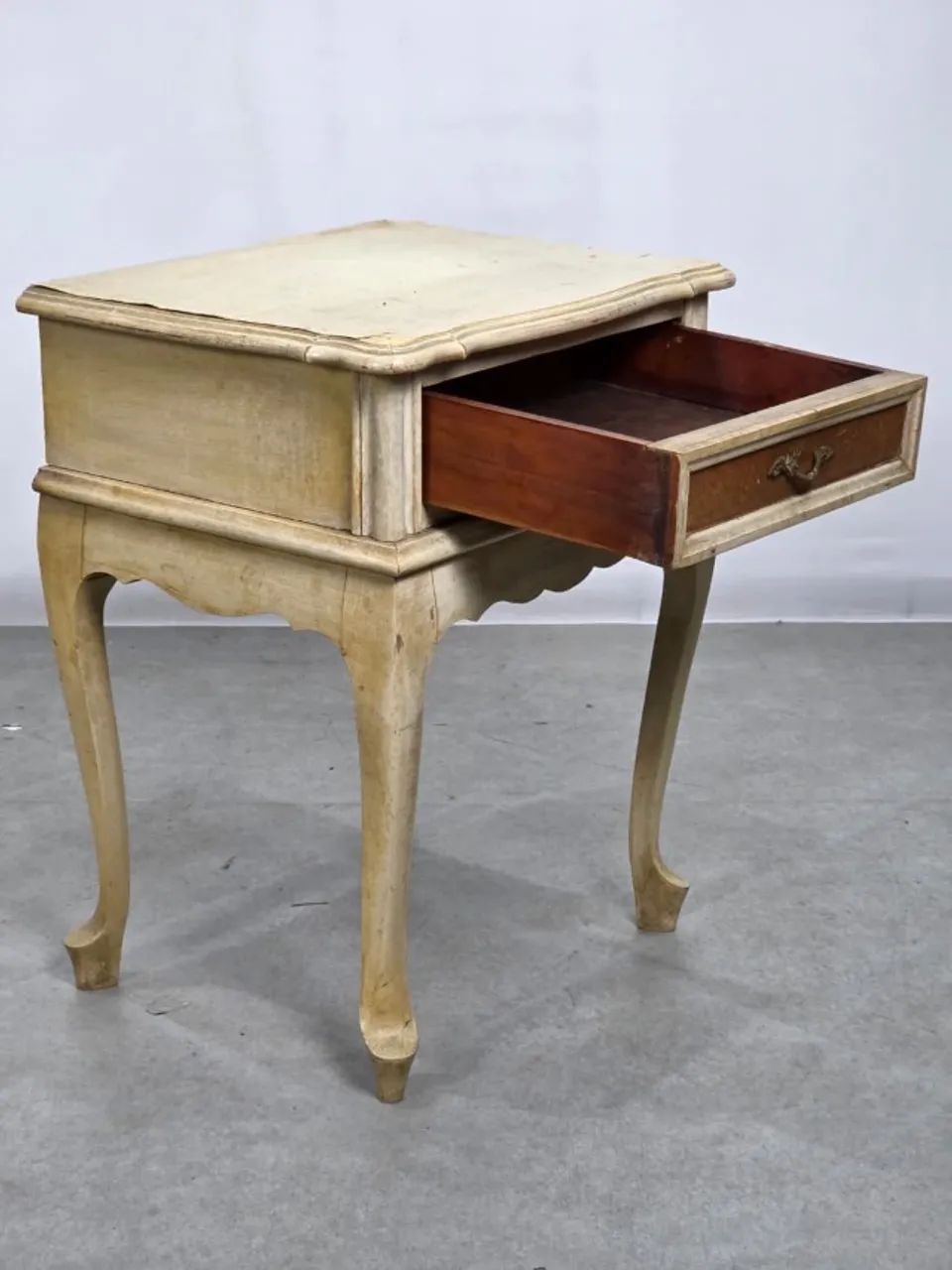 Mesa de Cabeceira Provençal Década de 60, laqueada em Branco gelo - Foto 5