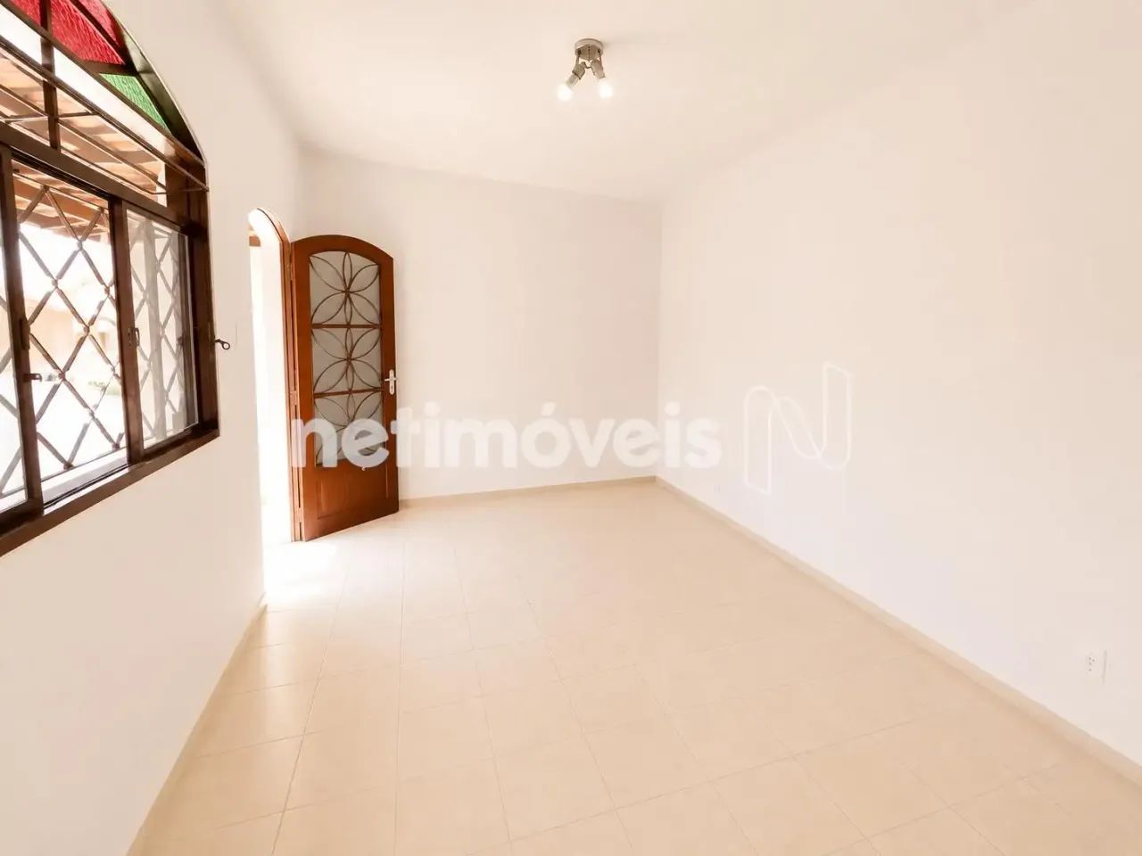 Casa com 2 Quartos, Área de Serviço e Varanda - Excelente Localização