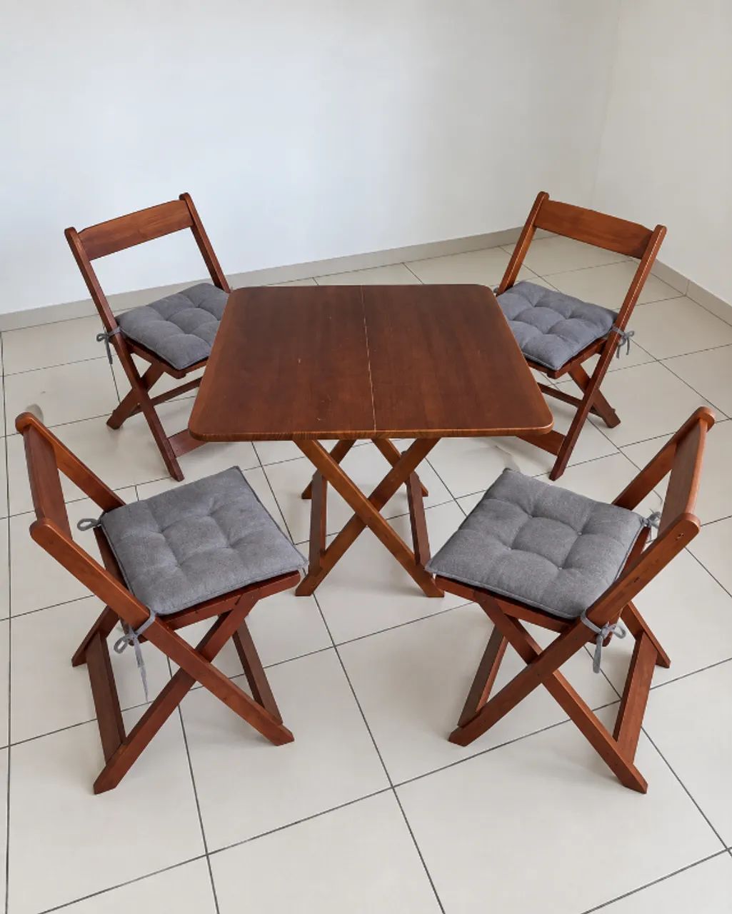 Mesa de Madeira com 4 Cadeiras Dobráveis + Almofadas
