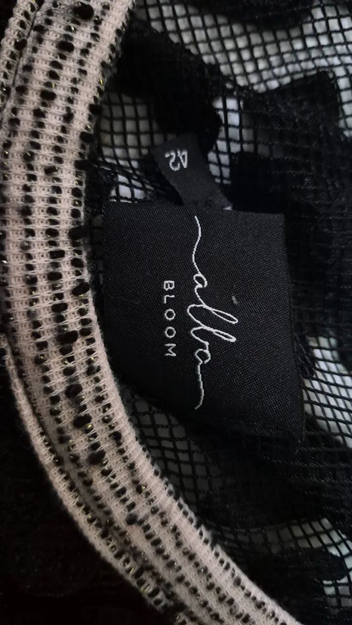 Vestio com renda preta e saia bege com textura - Foto 3