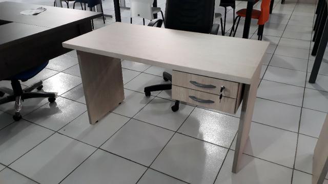 Mesa 1,20 com 02 gavetas nova, armário