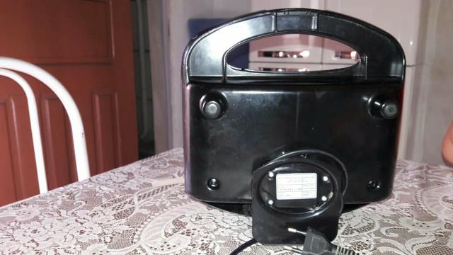 Um grill sanduicheira - Foto 2