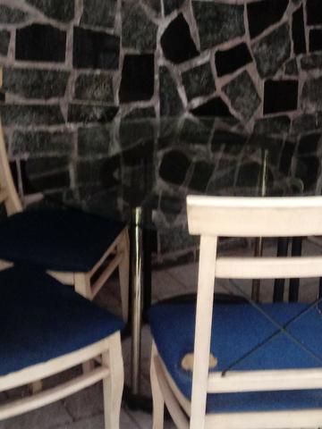 Mesa estilosa de vidro grosso + 4 cadeiras lindas. Ac Cartão.Frete barato - Foto 2