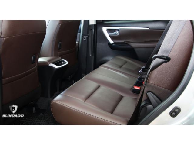 TOYOTA HILUX SW4 2.8 SRX 4X4 7 LUGARES 2017 - Foto 9
