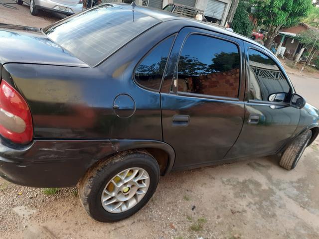 Vende-se esse corsa clássic ou troca em moto pego dinheiro tbem ano 2009/2010 - Foto 3