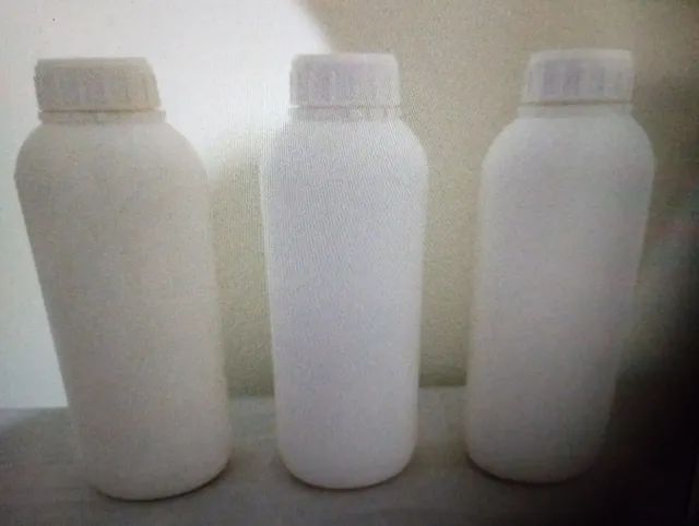 Garrafas de plástico brancas 