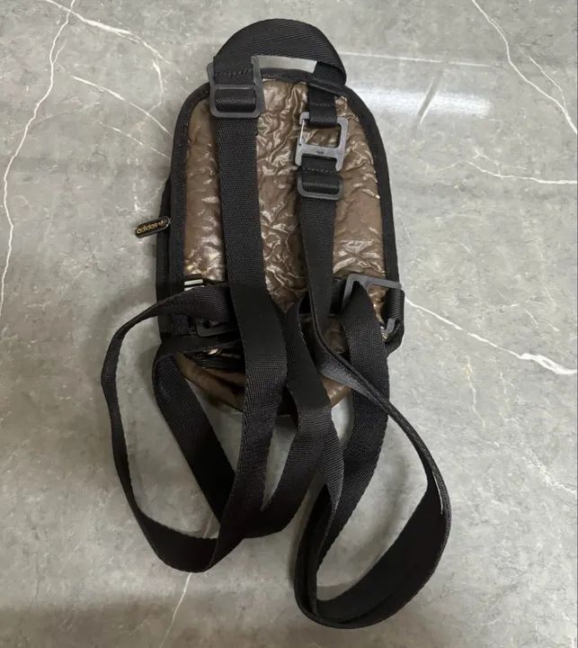 Mini mochila Adidas dourada original  - Foto 3